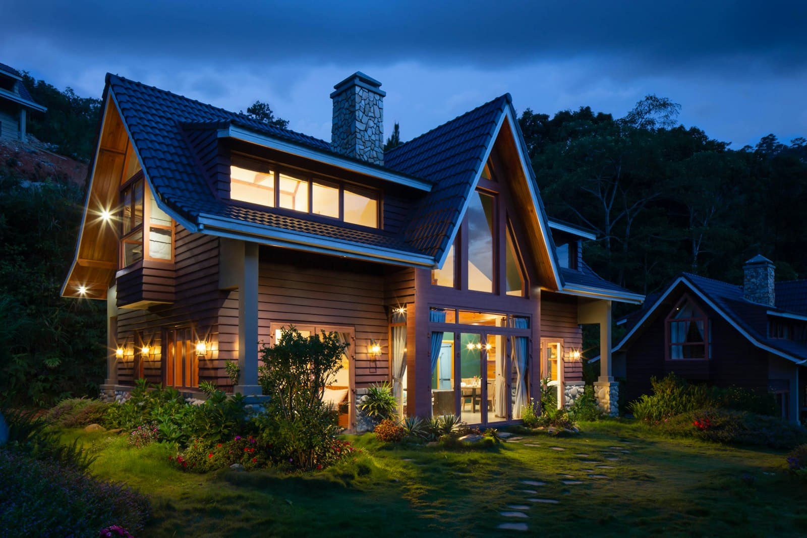 Craftsman style home at dusk in London Ontario, the kind of property CraftWell Group works on
